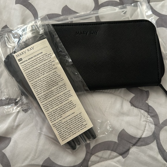 Mary Kay Essential Makeup Brush Collection ✨NWT✨ - Picture 3 of 5